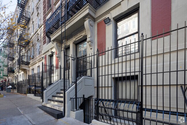 Entrance - 518 W 134th St