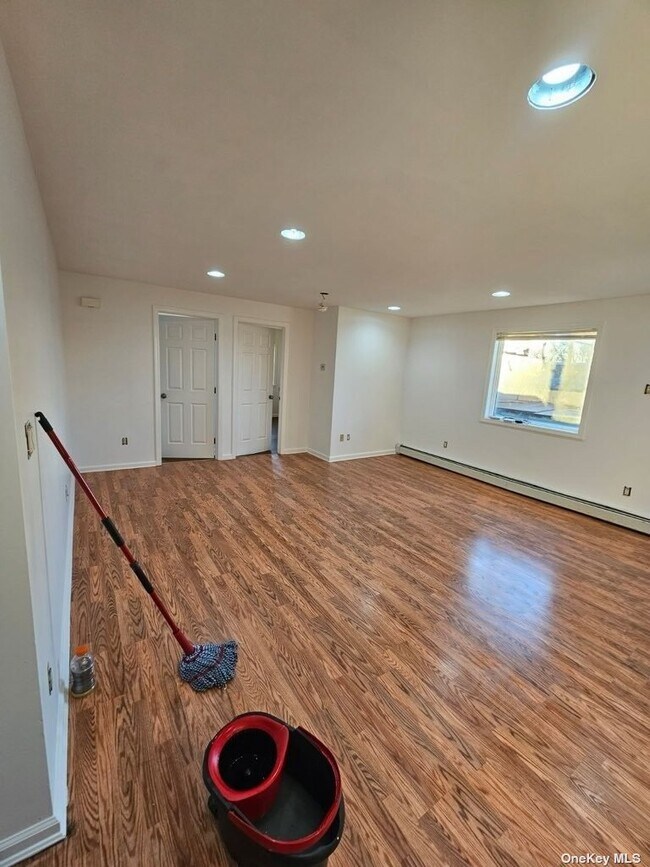 Foto del edificio - 58-75-75 57th Dr