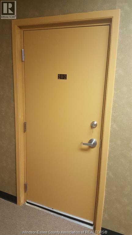 Photo du bâtiment - 1060 University Ave W