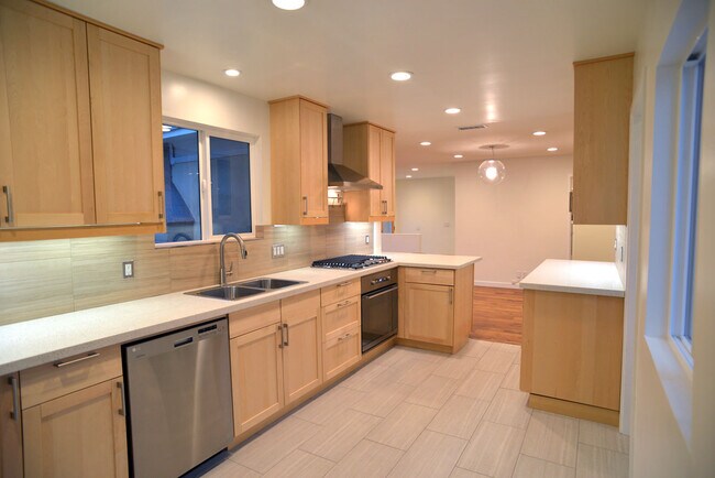 Amplia cocina abierta - 7930 Campion Dr