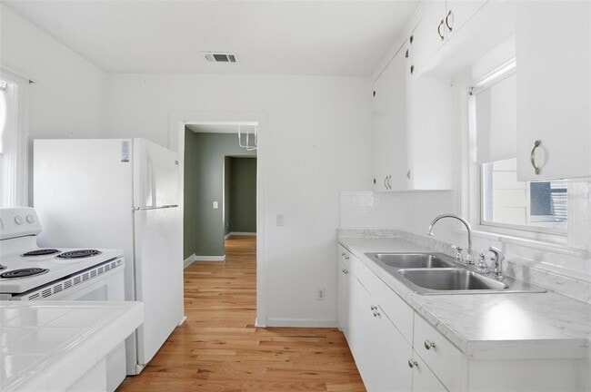 Building Photo - 1106 W Peninsular St