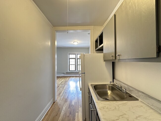 Building Photo - 631 W Barry Ave