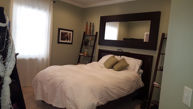 Building Photo - 2412 Harriet Ave