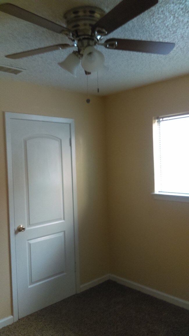 Building Photo - Boerne living without the Boerne price