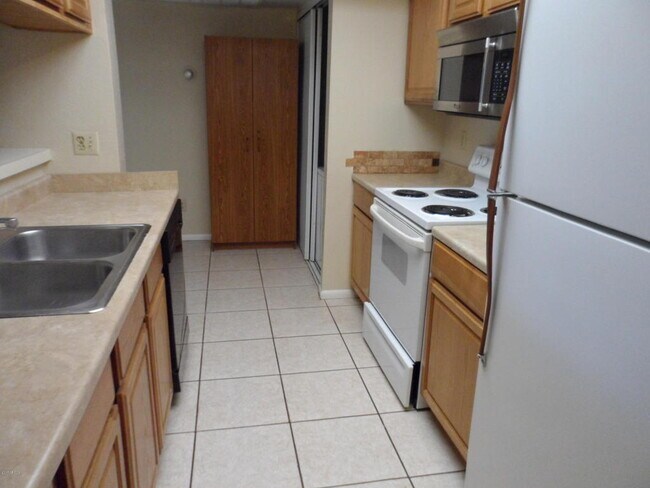 Foto del edificio - Great Townhome in Scottsdale - 2 Bed 1.75 Bath Unfurnished!