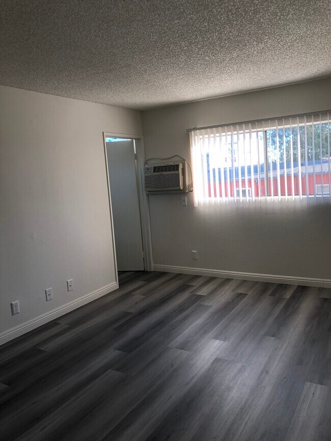 Foto del edificio - 1344 Serrano N Ave