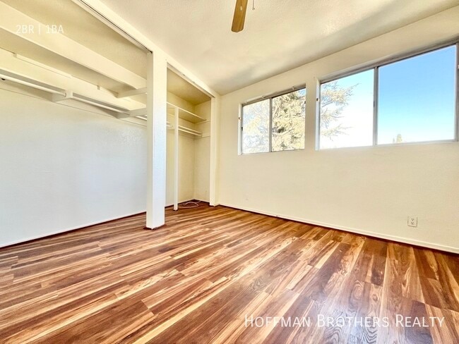 Building Photo - 4033 Sunset Blvd