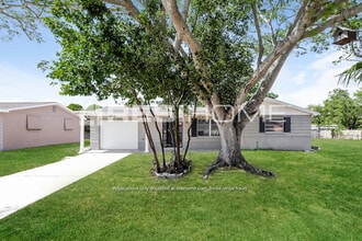Building Photo - 4143 Oakfield Ave