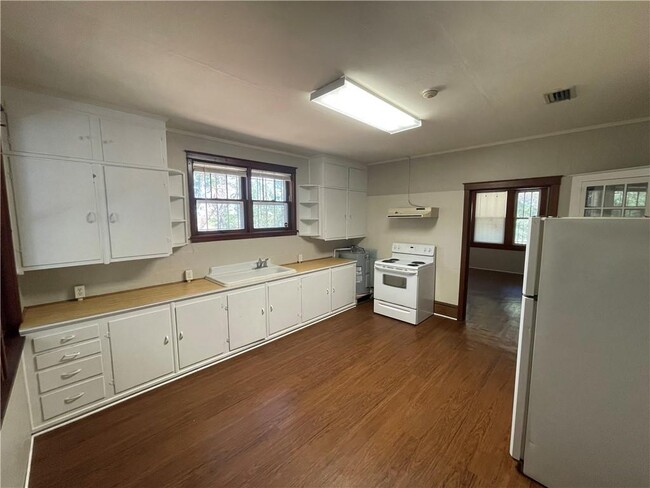 Building Photo - 1607 Rosedale Rd