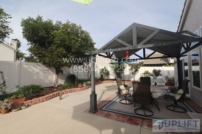 Foto del edificio - 3 Bed 2 Bath Home With Spacious Back Yard