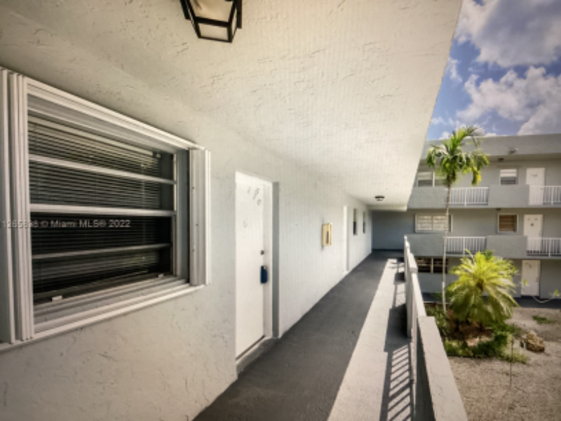 Foto principal - 1725 W 60th St