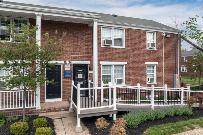 Building Photo - Red Oak Manor