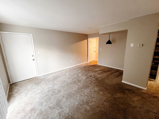 Building Photo - Updated 2 Bedroom, 1 Bath Condo