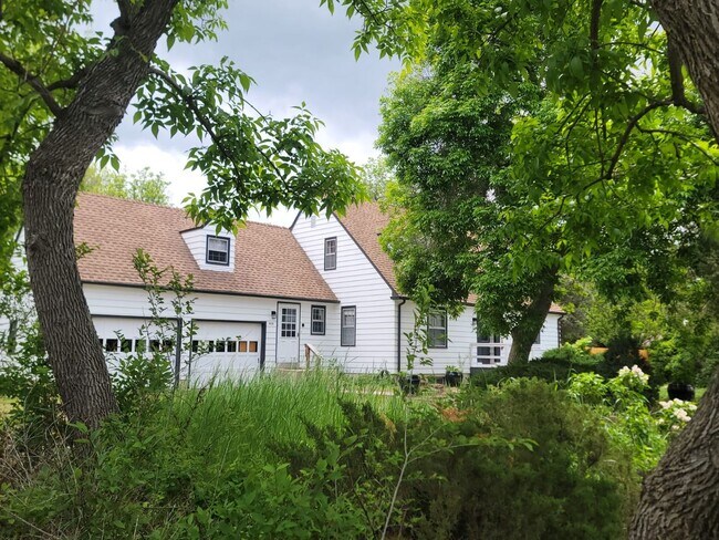 Building Photo - Boulder's best kept secret. Country Living...
