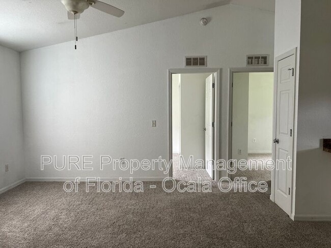 Building Photo - 213 Oak Ln