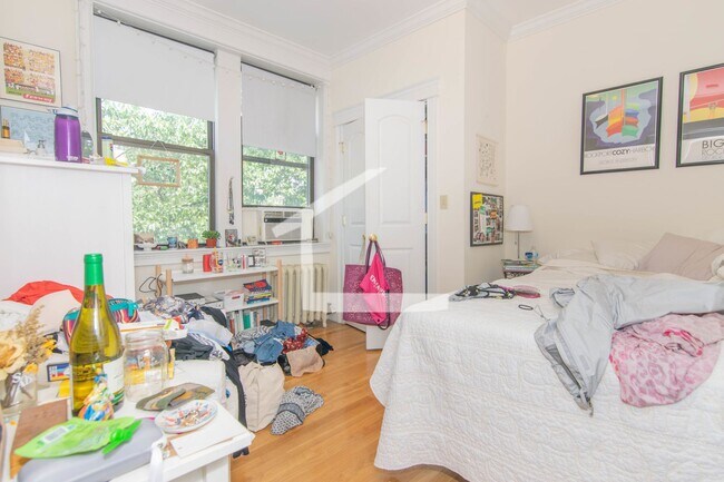 Foto del edificio - Nicely updated 3 bed unit in a prime locat...