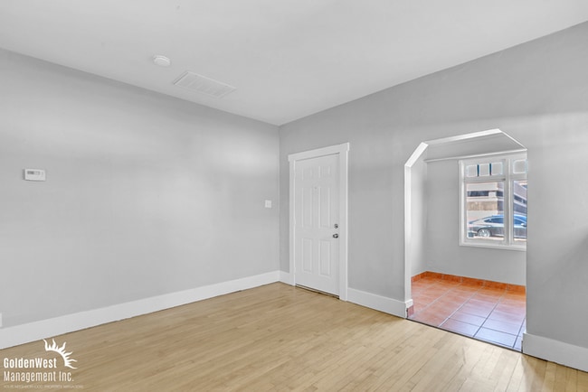 Building Photo - Charming 2Bdm 1Ba Duplex in Greater Corona...