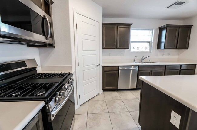 Building Photo - BRAND NEW 4 BEDROOM TOWNHOME IN CADENCE!