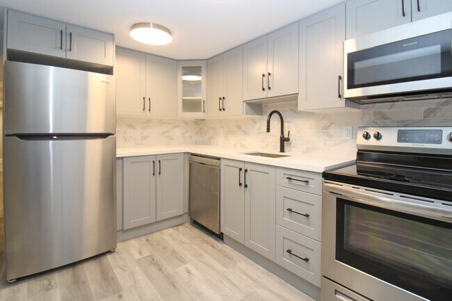 Photo du bâtiment - 2 Bedroom Basement Unit– All Utilities & Parking Included – $2,099/month