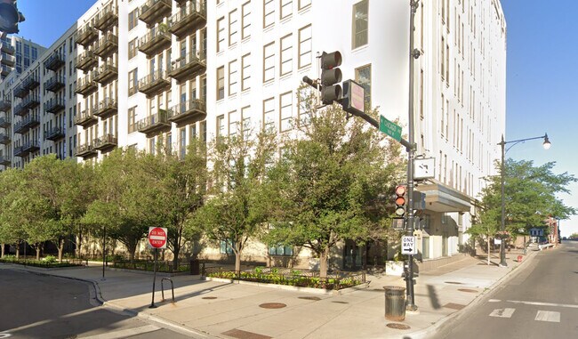 Building Photo - 758 N Larrabee St