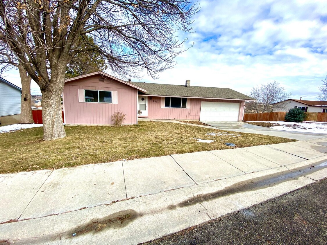 Primary Photo - 4 Bedroom 2 Bath Home in South Boise