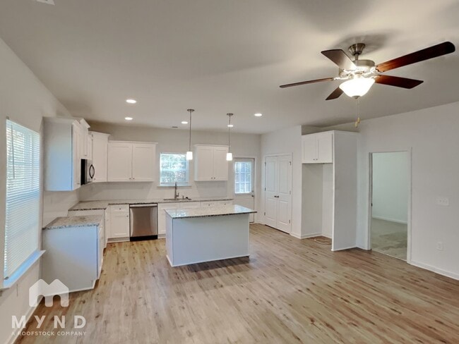 Building Photo - 203 S Skyland Dr