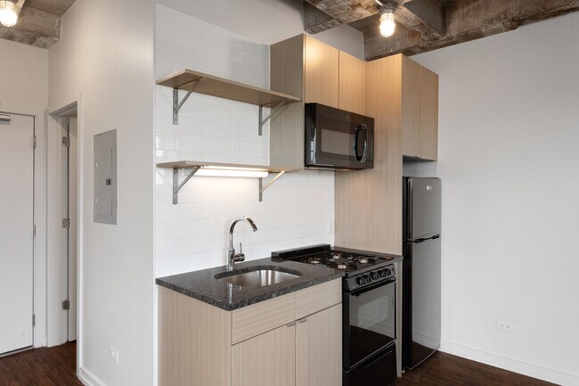 Building Photo - 1325 W Wilson Ave
