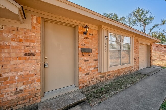 Building Photo - 7027 Inkberry Dr