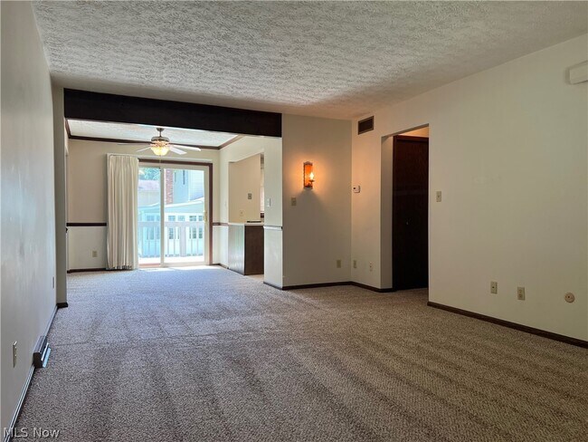 Building Photo - 2144 Woodlawn Cir