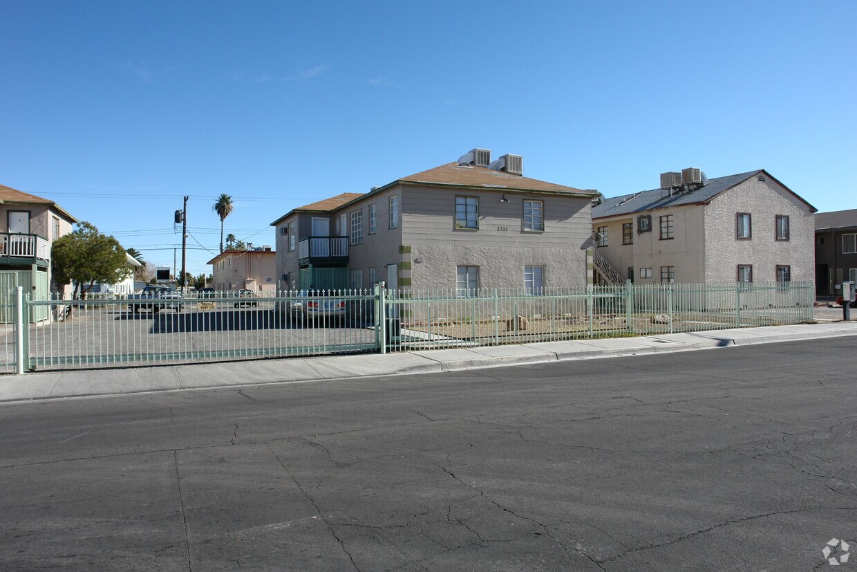 Foto principal - 1711 Santa Paula Dr
