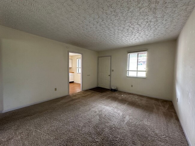 Building Photo - 2 bedroom, 1 bath, Townhome Kingsport, TN