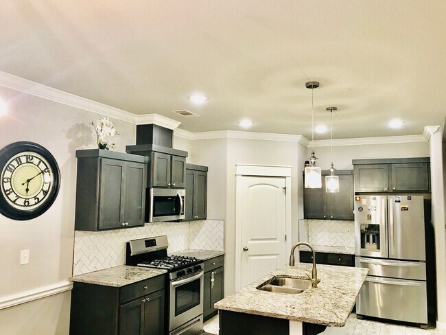 Building Photo - 1224 Bradley St