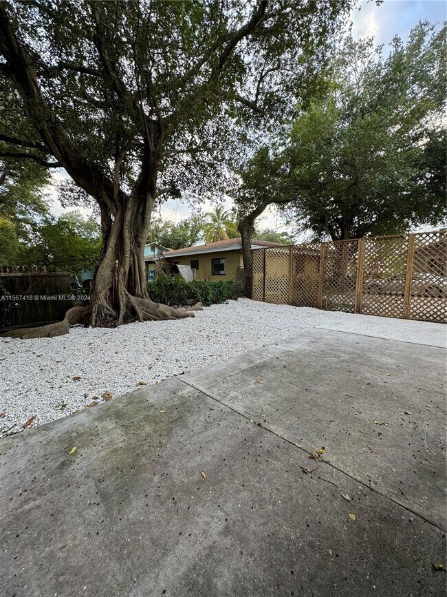 Building Photo - 5909 NW 5th Ct