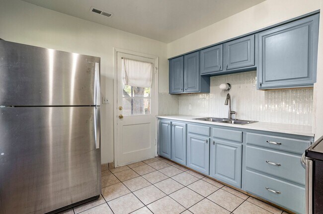 Building Photo - Inviting 2-Bedroom Gem Just Minutes from L...