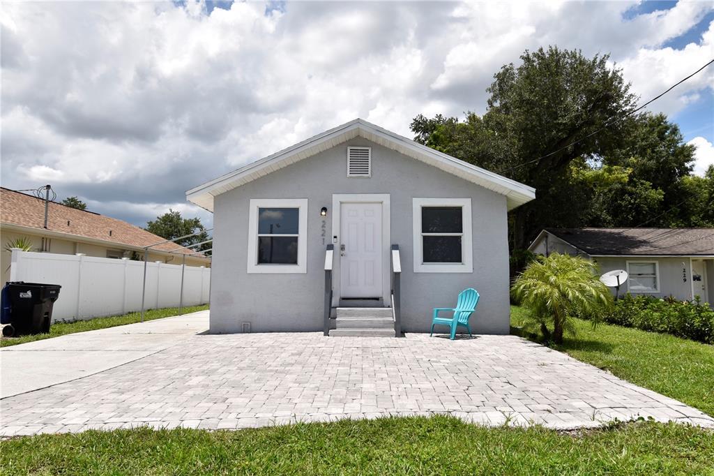 Foto principal - 221 E Cypress St