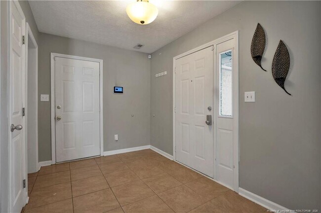 Foto del edificio - 300 Riverwind Dr