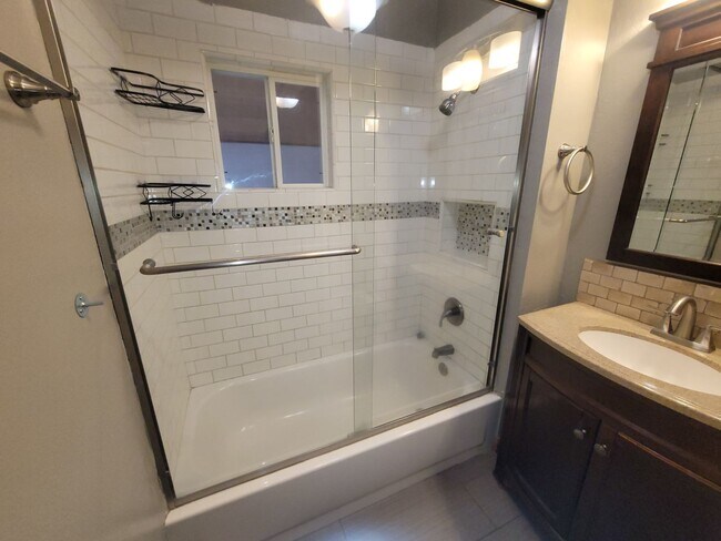 Foto del edificio - ALL UTILITIES INCLUDED - Country Home in the county on 1/2 Acre lot