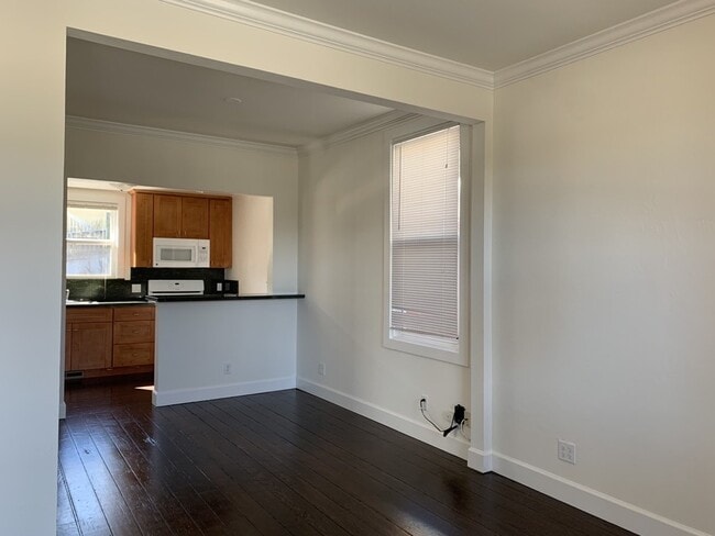 Building Photo - Adorable 2 Bedroom Cottage Style home minu...