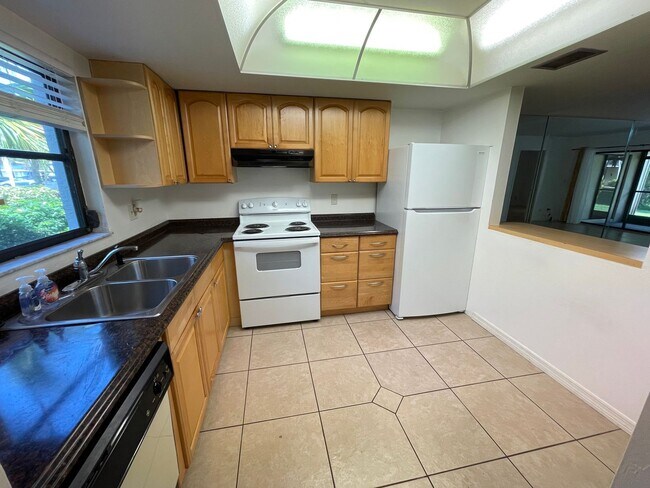 Foto del edificio - ANNUAL RENTAL - 2 BED / 2 BATH IN PINE HAVEN!