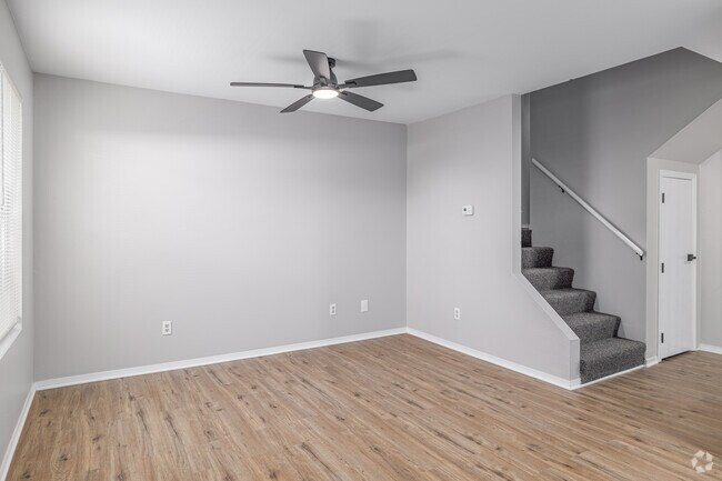 2 habitaciones, 2.5 baños - 1,050 pies cuadrados - Sala de estar - Rosehill Townhomes