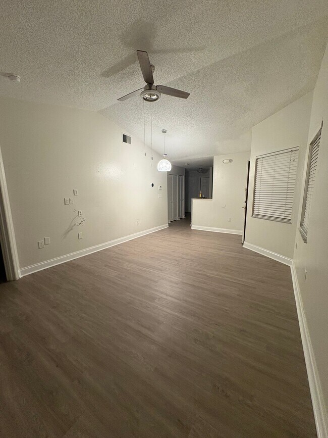 Building Photo - 8824 Coral Palms Ct