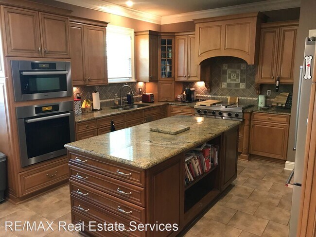 Building Photo - 4 br, 3.5 bath House - 607 Monrovia