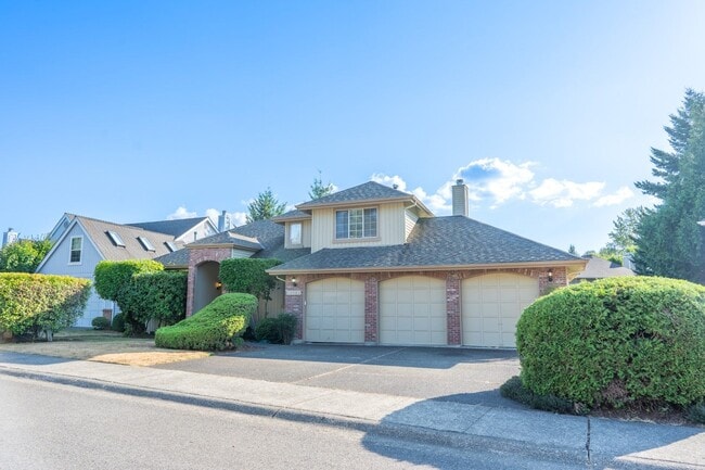Building Photo - 3Bd/2.5Ba Bellevue House( Newport Hill)