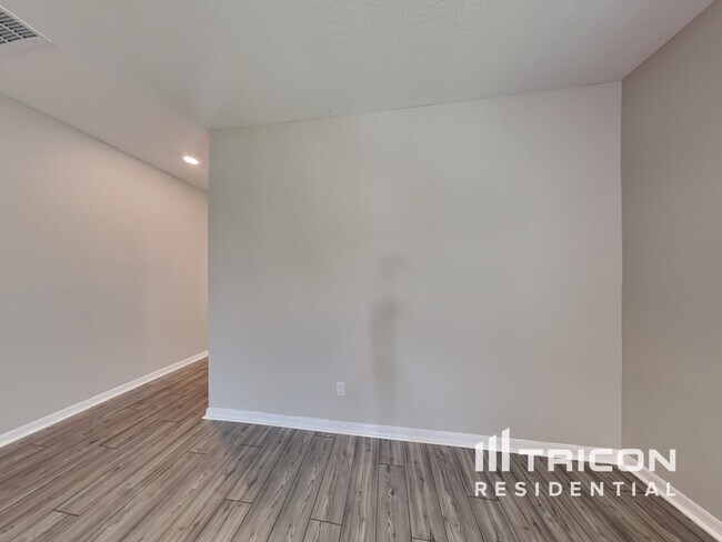 Foto del edificio - 523 Falcon Ridge Rd