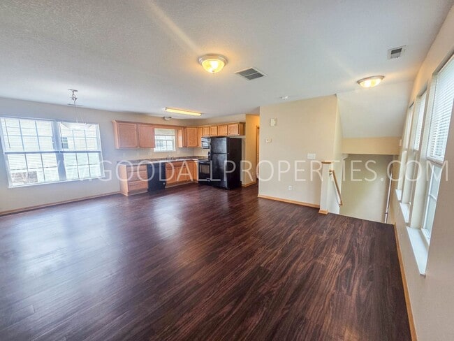 Building Photo - RENT REDUCED!!! 2 Bedroom 2 Bath Townhome in Urbandale with attached 2 car garage!