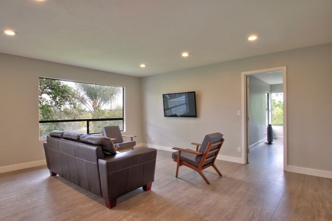 Foto del edificio - 915-915 1/2  Valley Drive