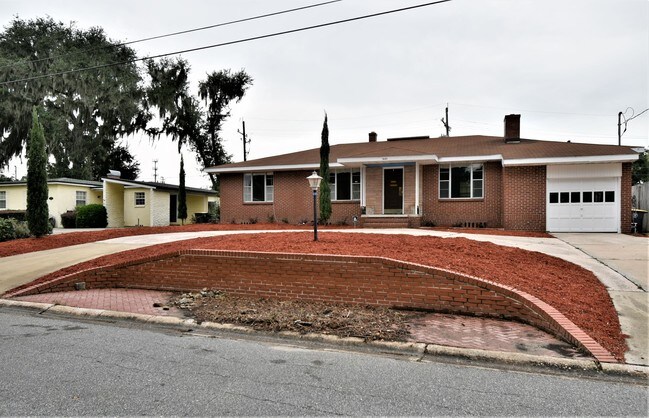 Building Photo - 1625 Furman Rd