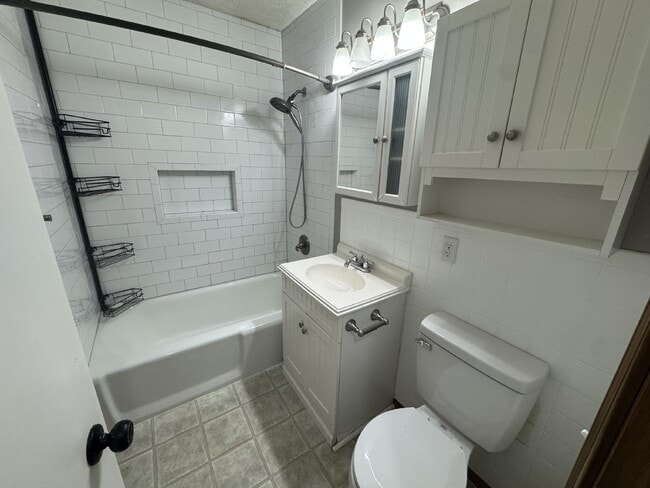 Building Photo - Enjoy the charm of this 2 bedroom, 1 bathroom house.