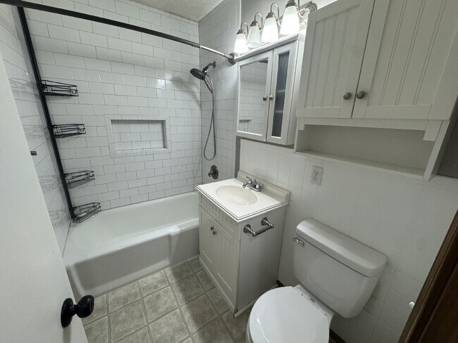 Foto del edificio - Enjoy the charm of this 2 bedroom, 1 bathroom house.