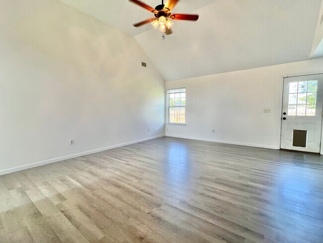 Foto del edificio - COMING SEPTEMBER 2026! (Pet Friendly)